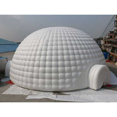 inflatable इग्लू प्लेहाउस फैक्ट्री 2 खरीदारों से 3 सुरंग प्रवेश द्वार के साथ 18 मीटर सफेद विशाल inflatable इग्लू गुंबद तम्बू
